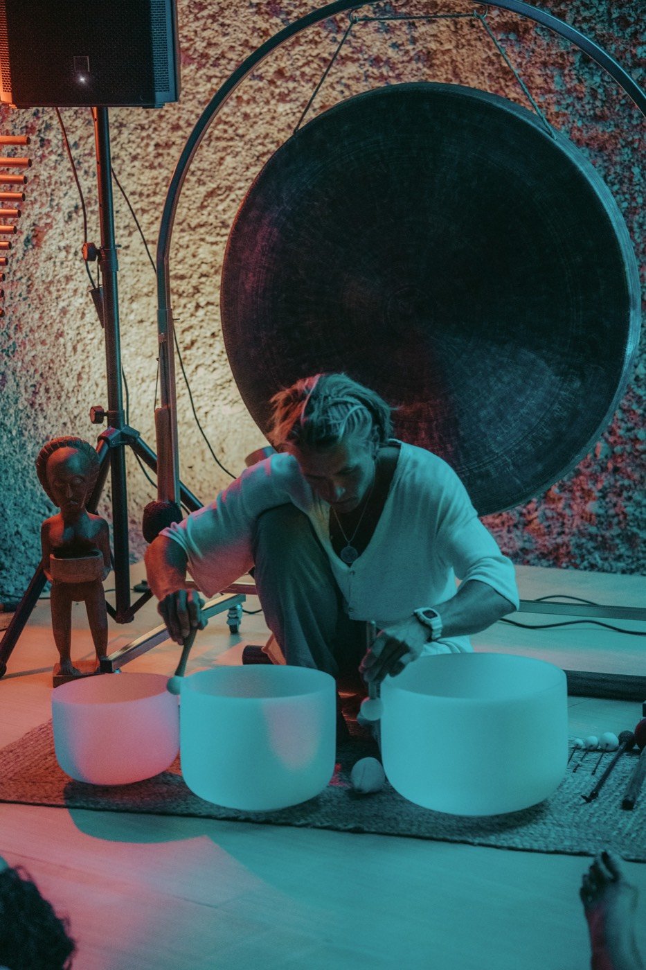ELFŮNAS with gong and singing bowls