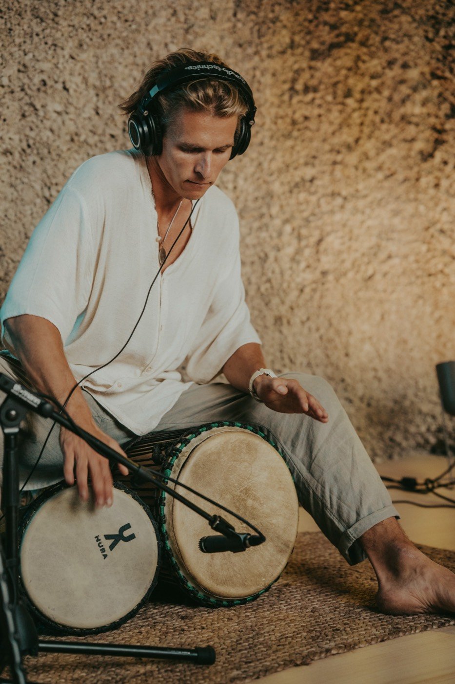 ELFŮNAS playing hand drums