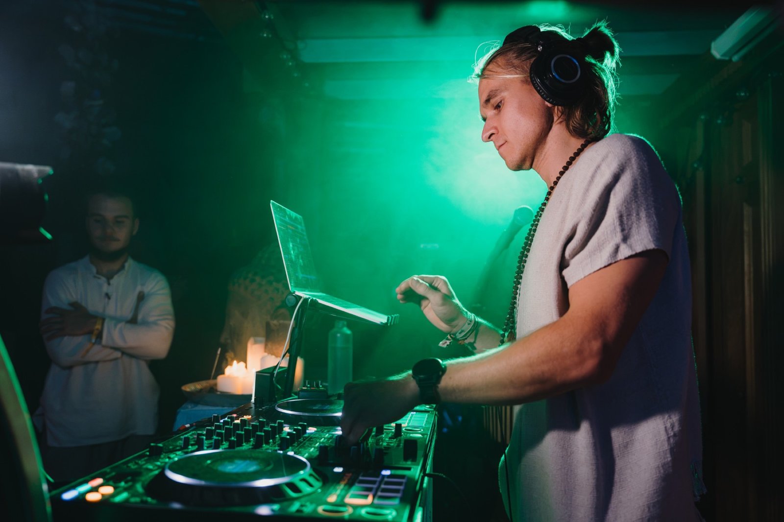 ELFŮNAS mixing under green light