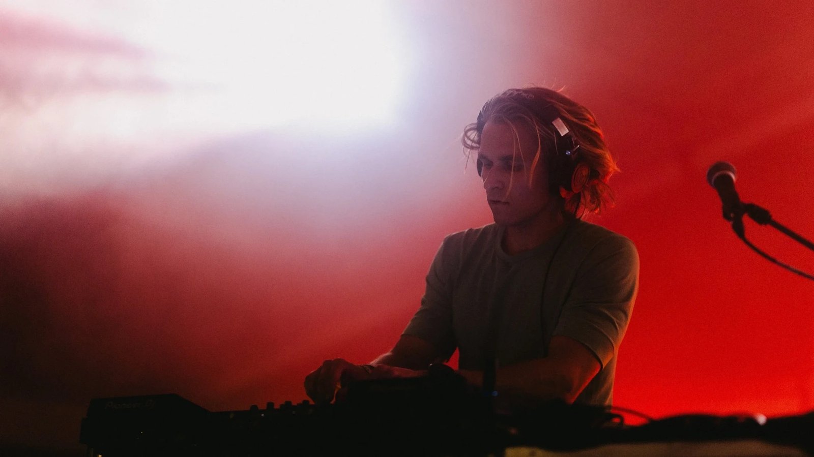 ELFŮNAS at the decks in red stage light and haze
